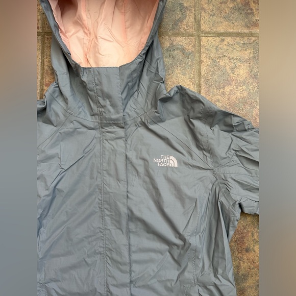 grey and light pink north face lightweight windbreaker with hood, size small - Picture 4 of 8